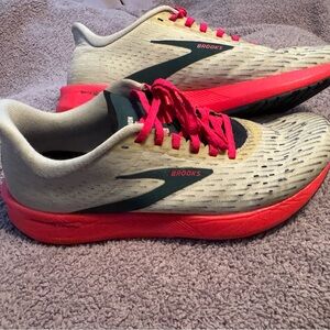 Brooks Hyperion Tempo Shoes in Gray / Neon Pink